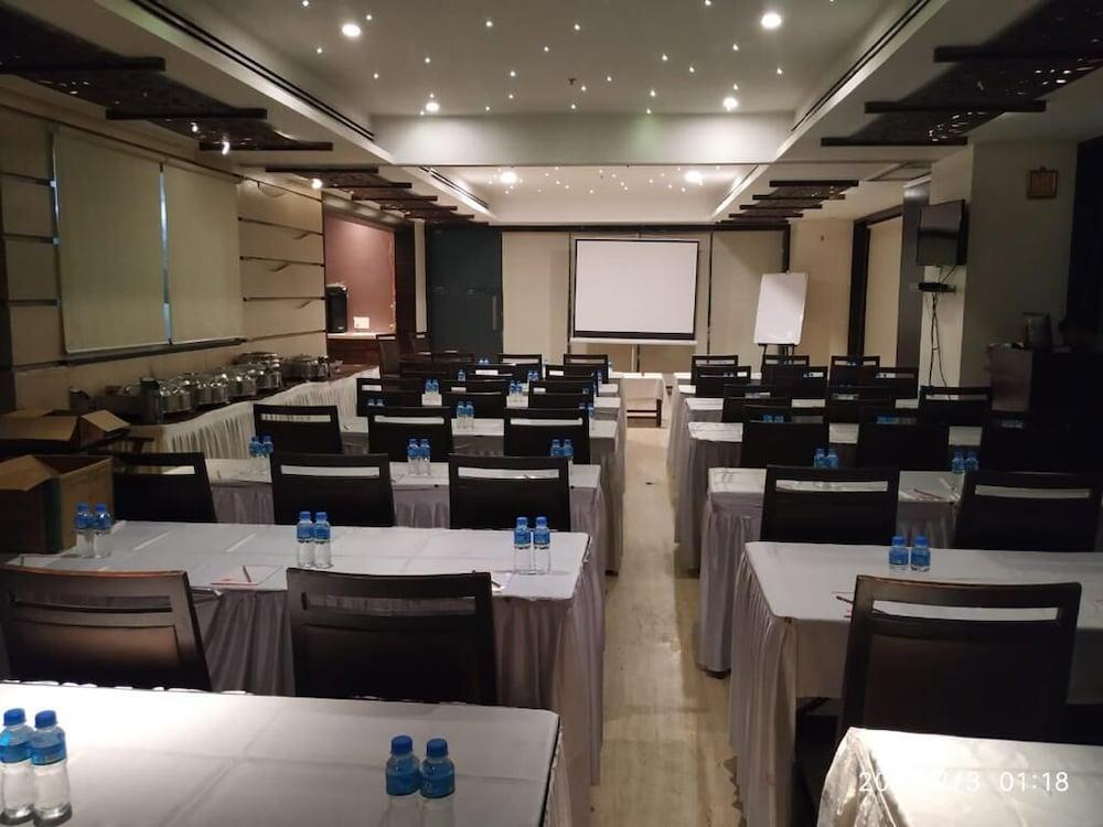 Tarawade Clarks Inn Pune Exterior photo