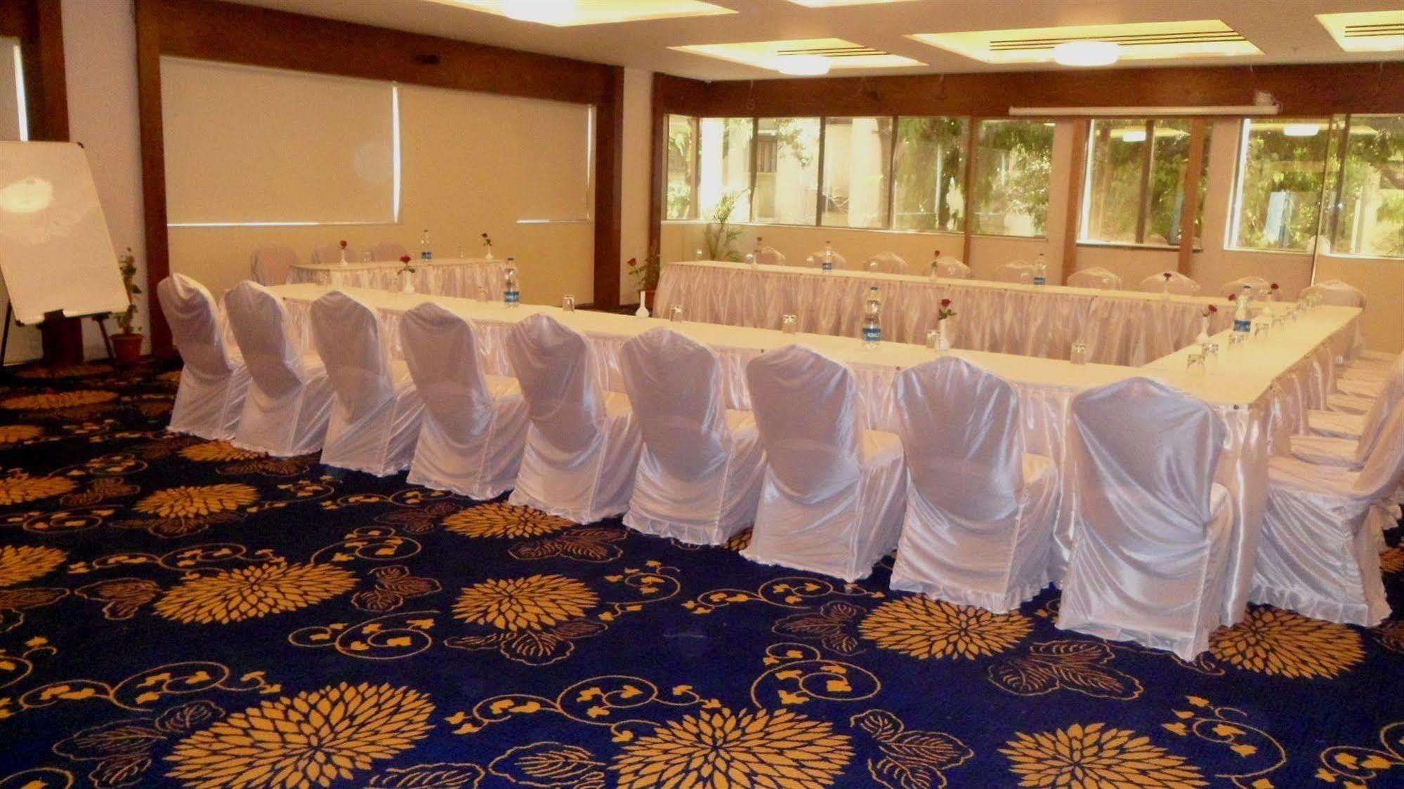 Tarawade Clarks Inn Pune Exterior photo